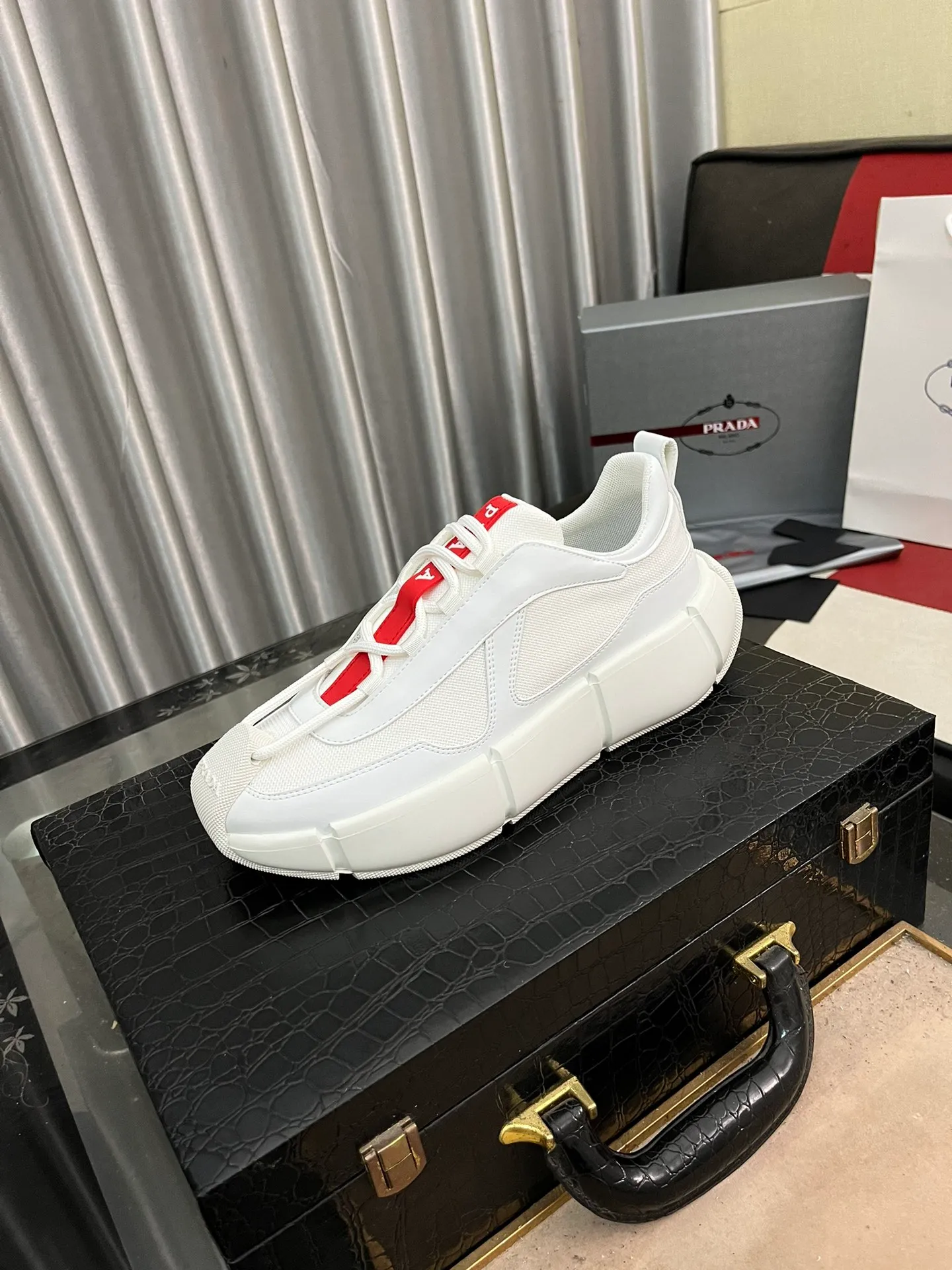 Men's shoes 💰540⌚️⌚️ PRADA/Prada men's lace-up casual sports shoes, the upper is made of cowhide leather and breathable mesh. It is soft, comfortable and breathable. The tongue is decorated with the PRADA brand letter logo. The thick rubber sole echoes the red label tongue. The style is fashionable and elegant. The details are carefully crafted. A super fashionable casual sports shoe with excellent breathability!  Size: 38-443️⃣Colors available